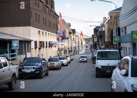 Ushuaia, Argentina - 2 Aprile 2012: architettura tipica e la strada principale nel centro cittadino. Foto Stock