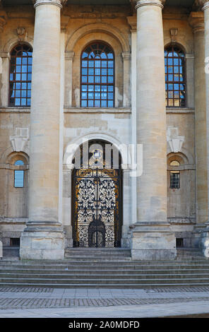 Cancello di ingresso al Clarendon Building su Broad Street Oxford che conduce al Sheldonian Theatre e la Libreria di Bodleian l'università motto sopra Foto Stock