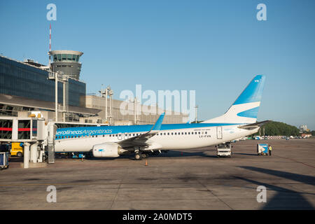 Buenos Aires, Argentina - 3 Aprile 2019: volo nazionale di Aerolíneas Argentinas nel manicotto prima di partire Foto Stock