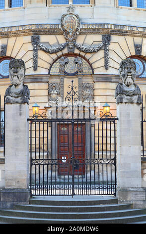 Teste scolpite su pilastri in corrispondenza di un cancello di ingresso alla Sheldonian Theatre in Oxford chiamato imperatore filosofo o capi che ognuno di loro ha una barba diversa Foto Stock