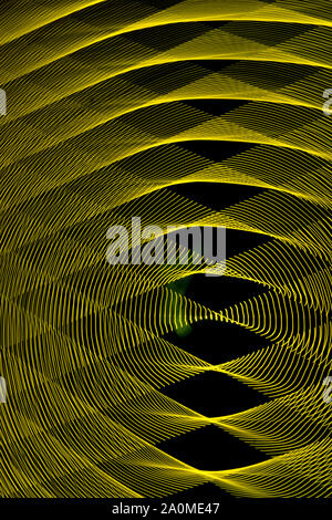 Abstract lunga esposizione sfocata linee di luce in bianco e nero e sfondo giallo . Forme geometriche Foto Stock