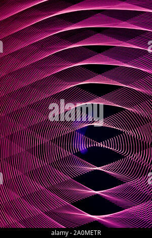 Abstract lunga esposizione sfocata linee di luce in bianco e nero e sfondo rosa. Forme geometriche Foto Stock