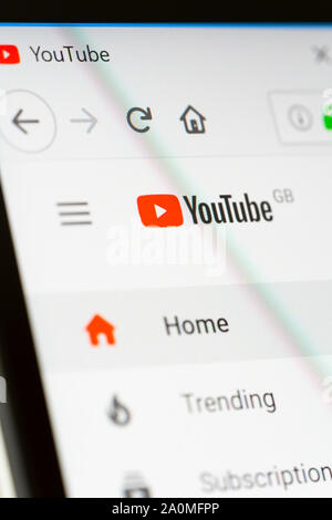 Un primo piano di YouTube la condivisione video social media sito web sullo schermo di un computer Foto Stock