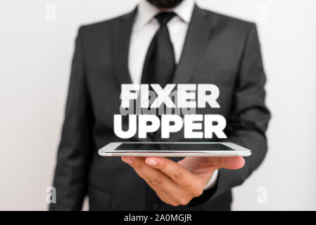 La scrittura della nota mostra il fissaggio superiore. Il concetto di business per la casa in bisogno di riparazioni utilizzato soprattutto il collegamento con l'acquisto Foto Stock
