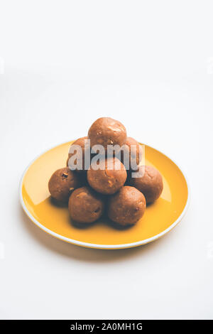 Churma Ladoo / Laddoo di atta / Laddu di farina di grano fatto con ghee e gelateria o zucchero. Fuoco selettivo Foto Stock