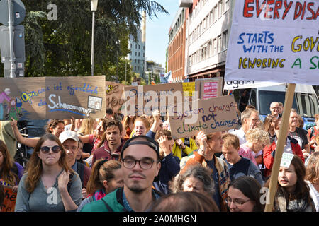 Heidelberg, Germania - xx Settembre 2019: Demonstrants marciando con segni di protesta svoltasi durante il clima globale evento sciopero Foto Stock