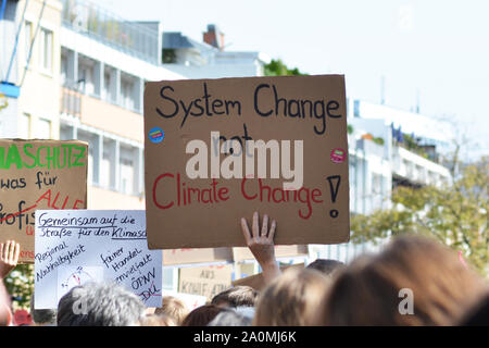 Heidelberg, Germania xx Settembre 2019: segno di protesta dicendo "ystemc non ambiare il cambiamento climatico" tenuto da giovani durante il clima globale sciopero Foto Stock