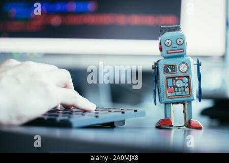 Simbolo di un chatbot o bot sociale e gli algoritmi, codice di programma in background Foto Stock