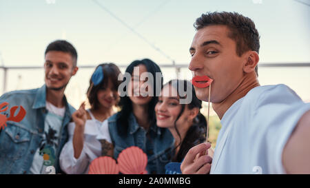 Avendo divertimento. Gruppo di amici felice facendo una selfie pur avendo parte sul tetto. Concetto di compleanno. Amicizia Foto Stock