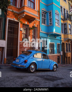 La classica VW Beetle nella parte anteriore del case colorate in Istanbul nascente del quartiere di Balat Foto Stock