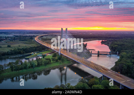 Vista aerea della maggior parte Redzinski ponte sul fiume Oder su sunrise a Wroclaw in Polonia Foto Stock