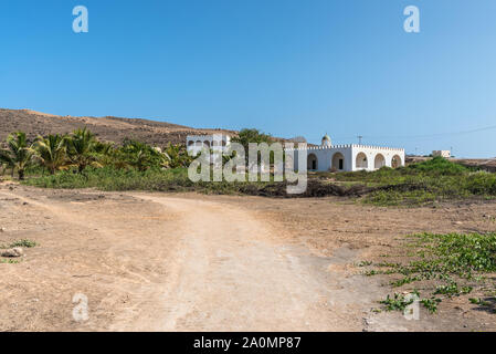 Salalah, Oman - 12 Novembre 2017: la strada per il mausoleo di Bin Arabiah in Salalah, Oman. Foto Stock