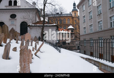 Praga, Repubblica Ceca - 21 Gennaio 2010: il vecchio cimitero Ebreo e cripte sotto la neve. Foto Stock