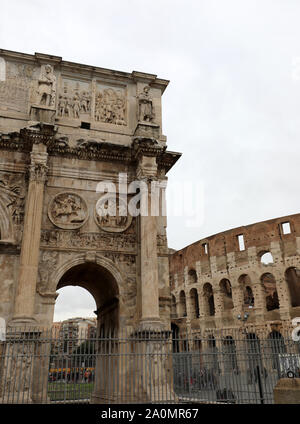 Arco di Costantino e sullo sfondo il Colosseo nell'area archeologica dei Fori Imperiali di Roma Foto Stock