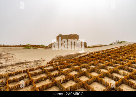 Hotan Rawak stupa buddisti rovine nel Xinjiang Taklamakan Desert vista su una soleggiata giornata nuvolosa Foto Stock