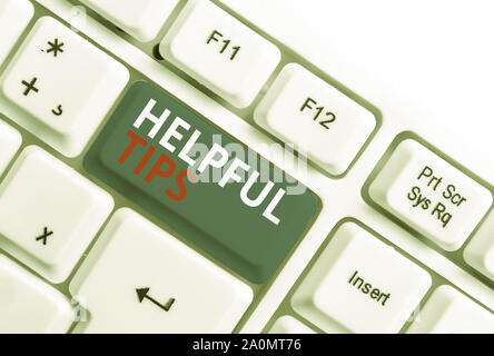 La scrittura della nota mostra suggerimenti utili. Il concetto di business per utili informazioni segrete consigli per realizzare qualcosa di bianco tastiera PC con nota pap Foto Stock