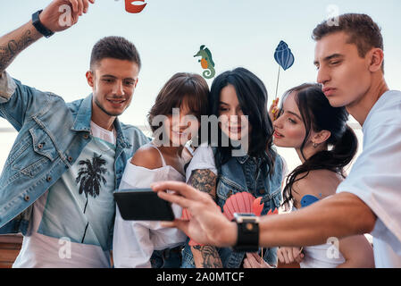 Momenti felici. Gruppo di amici felice facendo una selfie pur avendo parte sul tetto. Concetto di compleanno. Amicizia Foto Stock