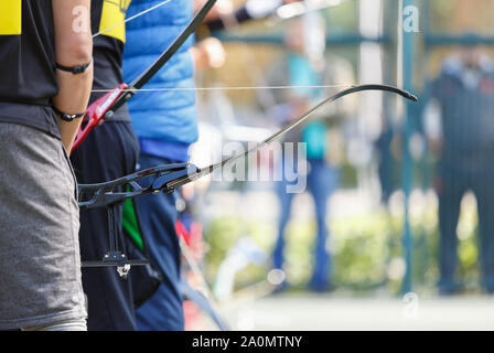 Longbow archer detiene sport moderno archetto con la freccia sullo sport concorrenza.Professional olympic arcieri in formazione obiettivi di tiro con archi e Foto Stock