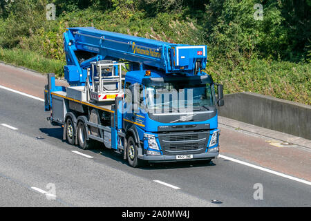 A livello nazionale le piattaforme, raccoglitrici di ciliegio, sollevatori a forbice, cingolato bracci, truck & van montato piattaforme; pesante di merci alla rinfusa camion di consegna trasporti, autocarro, trasporto, carrello, cargo, veicolo Volvo, consegna, trasporti, industria, catena logistica del trasporto merci, sulla M6 a Lancaster, Regno Unito Foto Stock