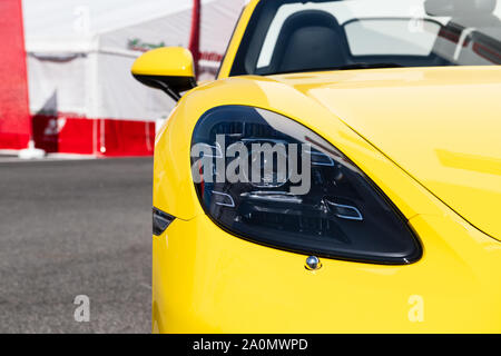 Circuito di Vallelunga, in Italia il 14 settembre 2019. Porsche Carrera sport vettura giallo vista anteriore e luce cofano Foto Stock