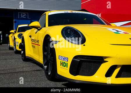 Circuito di Vallelunga, in Italia il 14 settembre 2019. Vista frontale di due giallo Porsche Carrera in showroom per esterni Foto Stock