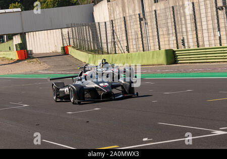 Circuito di Vallelunga, in Italia il 14 settembre 2019, coppia di prototipo nero automobili racing sul circuito challenge su start traguardo Foto Stock