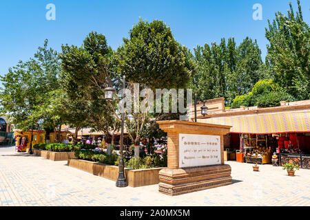 Kashgar Wustanbowie Millennium Old Street per lo shopping vicino alla Moschea Id Kah con negozi di souvenir su un soleggiato Blue Sky giorno Foto Stock