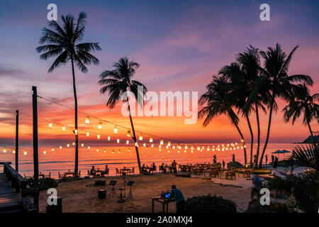Incredibile vista al tramonto con palme riflettendo in piscina nel lusso island resort in Thailandia Foto Stock