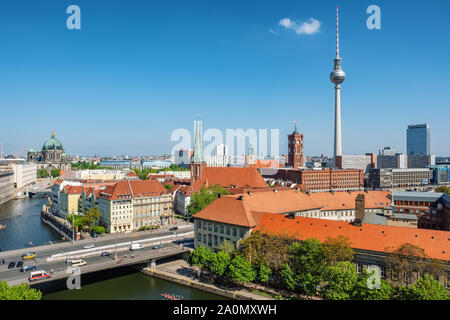 Paesaggio urbano di Berlino con la cattedrale di Berlino e la torre della televisione Foto Stock