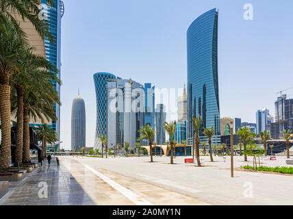 Vista sul piazzale del Doha Exhibition and Convention Centre guardando verso i grattacieli di West Bay Area, Doha, Qatar Foto Stock