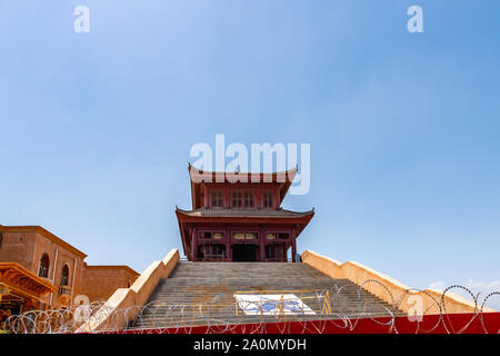 Kashgar rinnovato città vecchia architettura cinese padiglione Pagoda a basso angolo di visione su una soleggiata cielo blu giorno Foto Stock