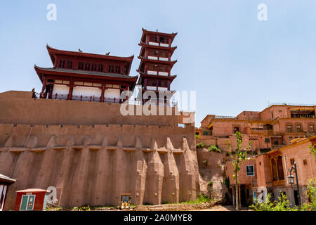 Kashgar rinnovato città vecchia architettura cinese padiglione Pagoda a basso angolo di visione su una soleggiata cielo blu giorno Foto Stock