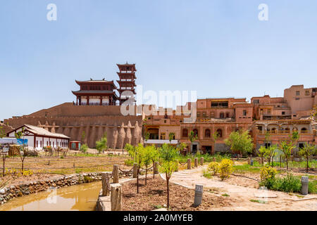 Kashgar rinnovato città vecchia architettura cinese Pagoda Padiglione con vista sul parco su una soleggiata cielo blu giorno Foto Stock