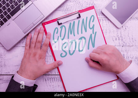 Conceptual la scrittura a mano che mostra prossimamente. Concetto significato qualcosa sta per accadere veramente in breve periodo di tempo Foto Stock