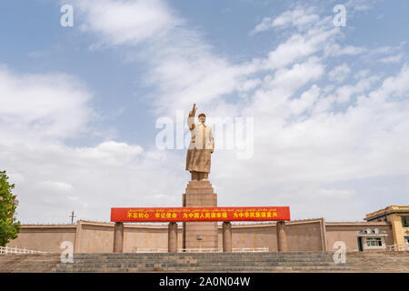 Kashgar gigantesca statua del presidente Mao Zedong a persone di Park Square su un soleggiato Blue Sky giorno Foto Stock