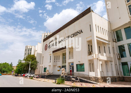 Kashgar Banca di Cina Costruzione Vista laterale a persone di Park Square su un soleggiato Blue Sky giorno Foto Stock