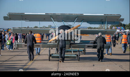 Duxford, Cambridgeshire, Regno Unito. Xxi Sep, 2019. Themed weekend del volo a IWM Duxford con gli storici WW1 e WW2 velivoli e un ammassato volo di Spitfires per la commemorazione del cinquantesimo anniversario del film 'Battaglia di Gran Bretagna'. Immagine: WW1 Fokker dr1 Triplano di Bremont Grande Guerra display gommato del Team in preparazione per la loro visualizzazione dell'aria. Credito: Malcolm Park/Alamy Live News Foto Stock