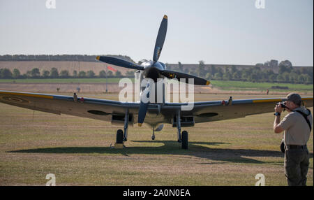 Duxford, Cambridgeshire, Regno Unito. Xxi Sep, 2019. 1940's themed weekend del volo a IWM Duxford con gli storici WW2 velivoli e un ammassato volo di Spitfires, tutti per la commemorazione del cinquantesimo anniversario del film 'Battaglia di Gran Bretagna'. Scene dal film, tra cui la famosa esplosione di hangar, furono girati in location a Duxford. Credito: Malcolm Park/Alamy Live News Foto Stock