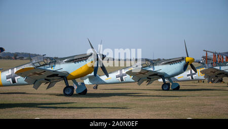 Duxford, Cambridgeshire, Regno Unito. Xxi Sep, 2019. 1940's themed weekend del volo a IWM Duxford con gli storici WW2 velivoli e un ammassato volo di Spitfires, tutti per la commemorazione del cinquantesimo anniversario del film 'Battaglia di Gran Bretagna'. Scene dal film, tra cui la famosa esplosione di hangar, furono girati in location a Duxford. Credito: Malcolm Park/Alamy Live News Foto Stock