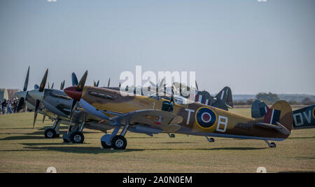 Duxford, Cambridgeshire, Regno Unito. Xxi Sep, 2019. 1940's themed weekend del volo a IWM Duxford con gli storici WW2 velivoli e un ammassato volo di Spitfires, tutti per la commemorazione del cinquantesimo anniversario del film 'Battaglia di Gran Bretagna'. Scene dal film, tra cui la famosa esplosione di hangar, furono girati in location a Duxford. Credito: Malcolm Park/Alamy Live News Foto Stock
