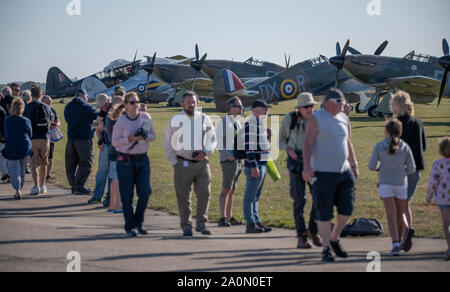 Duxford, Cambridgeshire, Regno Unito. Xxi Sep, 2019. 1940's themed weekend del volo a IWM Duxford con gli storici WW2 velivoli e un ammassato volo di Spitfires, tutti per la commemorazione del cinquantesimo anniversario del film 'Battaglia di Gran Bretagna'. Scene dal film, tra cui la famosa esplosione di hangar, furono girati in location a Duxford. Credito: Malcolm Park/Alamy Live News Foto Stock