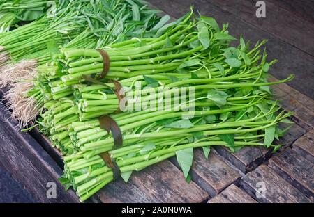 Vegetali e le erbe, Pila di acqua gli spinaci o Ipomoea Aquatica vendere al mercato dei prodotti freschi. Foto Stock