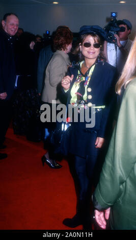 Westwood, CALIFORNIA, STATI UNITI D'AMERICA 17 dicembre 1994 cantante Paula Abdul assiste Warner Bros Foto' 'Richie ricco' Premiere sul dicembre 17, 1994 a Mann Bruin Theatre di Westwood, California, Stati Uniti d'America. Foto di Barry re/Alamy Stock Photo Foto Stock