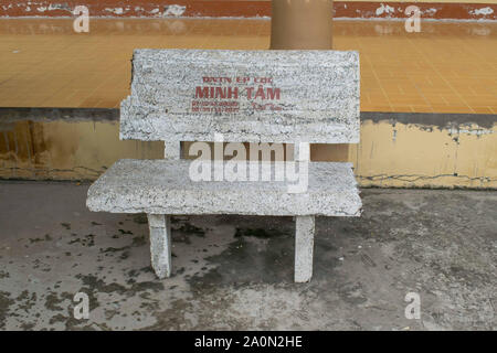 Luglio 18, 2019-My Tho, Vietnam : banco di calcestruzzo a Vinh Trang Pagoda di appoggio Foto Stock