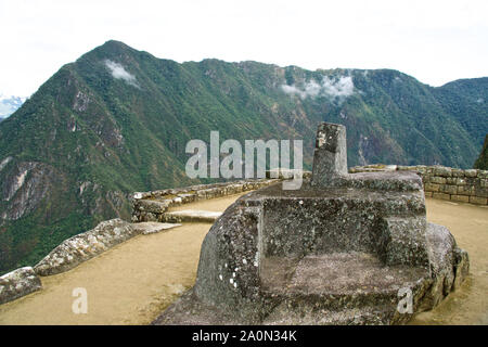 Machu Picchu è una cittadella Inca è impostata su un livello elevato nella catena delle Ande in Perù, sopra il fiume Urubamba valley. Costruito nel XV secolo e successivamente abbandonato, è rinomato per la sua sofisticata muretti a secco che il fusibile enormi blocchi senza l'uso di mortaio, intriganti edifici che giocare su allineamenti astronomici e viste panoramiche. Il suo esatto ex uso rimane un mistero. Esso si erge 7,970 piedi (2.430 metri sopra il livello del mare sul versante orientale delle Ande Foto Stock