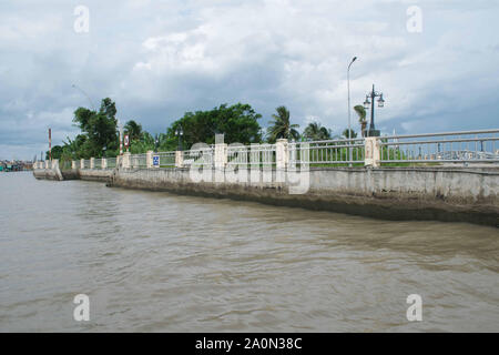 Luglio 18, 2019-delta del Mekong, Vietnam : barriera di cemento che serve anche come un deck di visualizzazione lungo il delta del Mekong Il fiume in Vietnam Foto Stock