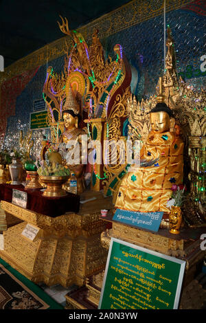Mt Popa. Myanmar. 01.27.13. Il Monte Popa, Myanmar. Il più noto per la Popa Taungkalat monastero sulla cima di sperone. La Popa Taungkalat (Taung Kalat) Shri Foto Stock