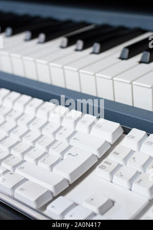 Tastiera musicale e della tastiera del computer utilizzato per la composizione in digitale Foto Stock