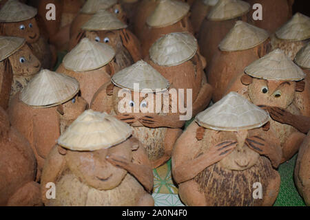 Luglio 18, 2019-delta del Mekong, Vietnam : Figurine di scimmia con varie espressioni venduto al shop lungo il delta del Mekong il fiume. Essi sono indossare ha foglia Foto Stock