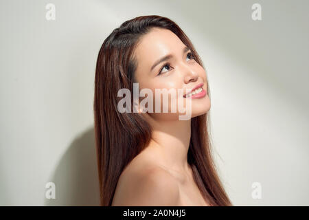 Bellezza ragazza sunshine ritratto. Bella donna felice godendo estate all'aperto in una luminosa giornata di sole Foto Stock